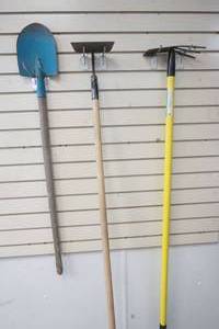lot 164 image: Spade Shovel, Long Handle garden  Striking Tool, Hoe