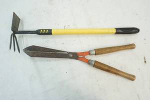 lot 166 image: Small handle garden striking tool, Hedge clippers