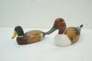 lot 185 image: 2 Wooden Duck Decor