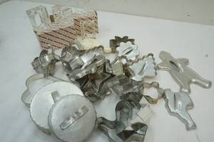 lot 195 image: Vintage Cookie Cutters, Clear Napkin Rings (8)
