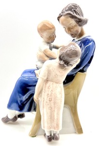 lot 122 image: BG BING & GRONDAHL Denmark Porcelain Figurine Happy Family #2262 EL M.A.