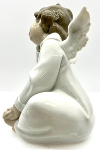 lot 124 image: LLADRO Sitting  Dreaming Angel  Collectible Porcelain Figure # 4961
