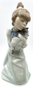 lot 126 image: LLADRO  Sleepy Kitten  Collectible Porcelain Girl Figurine # 5712