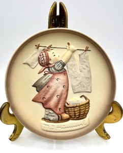 lot 135 image: GOEBEL M.I. HUMMEL Little Homemakers 1988-91 Second Edition in a Series of Four Hand-painted Plates #746 and From Me To You Figurine #629