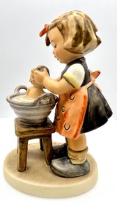 lot 138 image: GOEBEL M.I. HUMMEL Little Girl with Doll Bath #319 Figurine