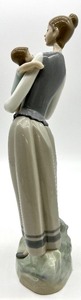 lot 158 image: LLADRO Motherhood Collectible Porcelain Figurine # 4701 with Box