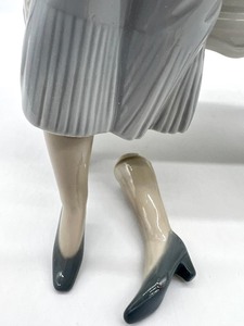 lot 162 image: LLADRO Once Upon A Time Collectible Porcelain Figurine # 05721