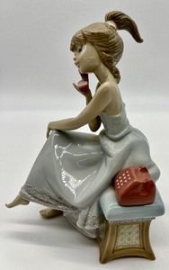 lot 163 image: LLADRO Chit-Chat Collectible Porcelain Figurine # 05466