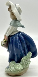 lot 168 image: LLADRO Pretty Pickings Collectible Porcelain Figurine # 05222