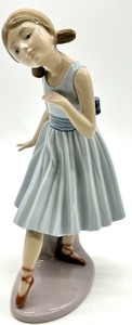 lot 169 image: LLADRO Taking a Bow Porcelain Figurine # 05095