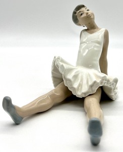 lot 171 image: NAO by LLADRO Daisa Dancer Ballet Sitting Ballerina Porcelain Figurine