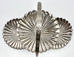 lot 174 image: Unique Vintage Mid Century Modern 3-Tiered Clamshell Metal Folding Tid Bit Tray