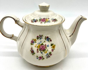 lot 177 image: Tea Time Lot of Tea Cups, Saucers, Tea Pot and Frames - WEDGEWOOD, PEMBROKE