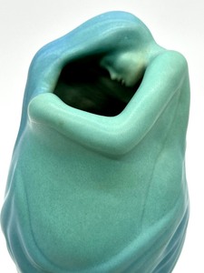 lot 100 image: Stunning VAN BRIGGLE Award-Winning LORELEI Vase with Paperwork