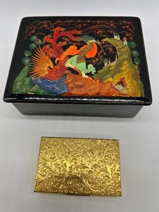 lot 326 image: Russian Trinket Box and Vintage Elgin American Musical Compact
