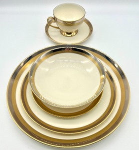 lot 252 image: Service for 12 GORHAM CHINA ROYAL CONTESSA China with 14 KT Gold