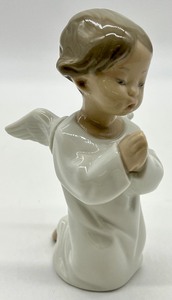 lot 274 image: Vintage LLADRO Angel Praying #04538 Figurine