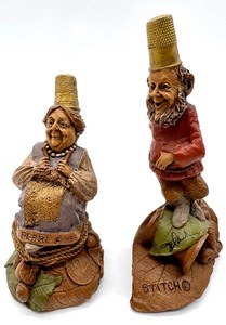 lot 300 image: 10 CAIRN MNM TOM CLARK Hand Carved Gnome Figures with Artist Markings, ID and Paperwork