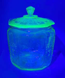 lot 355 image: Vintage ANCHOR HOCKING Green Uranium Depression Glass Biscuit Jar #1