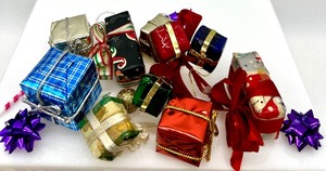 lot 22 image: Various Miniature Wooden and Other Handmade Ornaments and Gift Boxes