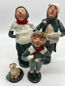 lot 77 image: Vintage Byers Choice The Carolers Lot Of 4 including Golden Lab