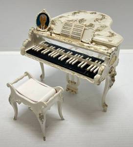 lot 44 image: Vintage 1964 Barbie Susy Goose Piano Set (Has Broken And Missing Parts) Non-Working