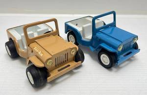 lot 54 image: Vintage Mini Tokna Jeeps  6