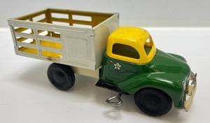 lot 86 image: Antique 1950s Walt Reach Courtland Stake Bed Wind Up Truck (WORKS) VERY CLEAN (John Deere Colors) Yellow Roof Is Plastic