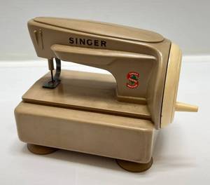 lot 145 image: 1950s Trimhandy Singer Chids Toy Sewing Machine - Paper Doll Cutter