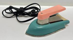 lot 202 image: 1950s Nassau Electric Play Iron (VERY CLEAN)