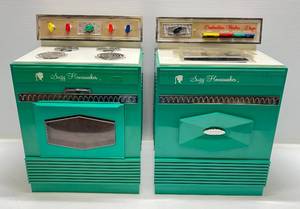 lot 204 image: 1966 Topper Brand Susie Homemaker Super Safety Medium (Electric) Oven & Susie Homemaker (Battery Operated) Washing Machine