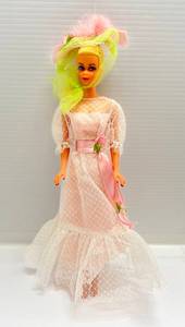lot 271 image: 1962 Mattel Barbie Midge Blonde Pontail, Straight Leg, Rooted Eye Lashes (VERY CLEAN) Spot On Back Of Neck