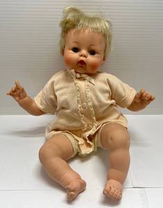 lot 275 image: 1961 Madame Alexander Kitten Doll 14 Works