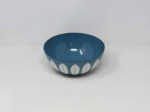 lot 9 image: Vintage Norway Catherineholm 5.5  blue enamel lotus Bowl