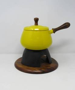 lot 22 image: Vintage 1970s Yellow Metal Enamel Fondue set  yellow hand painted Majolica Secla Cabbage Yellow  plate from Portugal