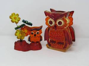 lot 29 image: Vintage Lucite Owl Figurine  Vintage Lucite Owl Serviette holder