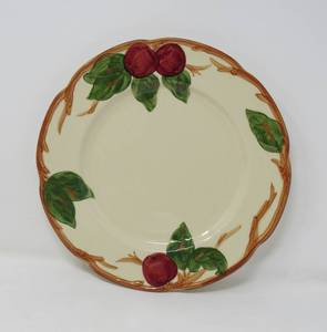 lot 32 image: 17 piece Vintage Franciscan Apple Plate Set