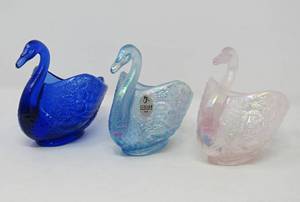 lot 59 image: 3 Pc  Fenton  glass swan Candy dishes