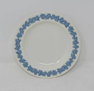 lot 103 image: 6 Vintage Wedgewood Queensware plates blue on white  Dessertbread 6