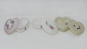 lot 123 image: Fenton Ornament Dishes with lid (signed)