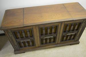 lot 6 image: Vintage Record8-Track Player Cabinet