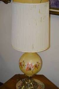 lot 9 image: Vintage Decorative Table Lamp
