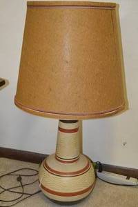 lot 10 image: Vintage Decorative Table Lamp