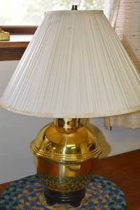 lot 15 image: Vintage Decorative Table Lamp