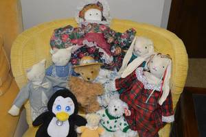 lot 21 image: Assorted Vintage DollsStuffed Animals