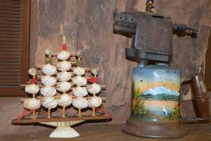 lot 23 image: 2ct Mantle Decorations