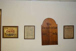 lot 43 image: Assorted Wall Decoe