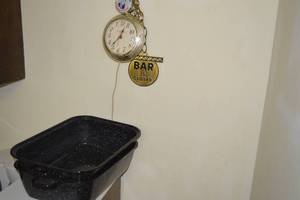 lot 50 image: Roasting Pans, Wall Decor