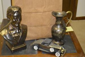 lot 104 image: Desk Decor
