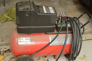 lot 3 image: Craftsman Compressor